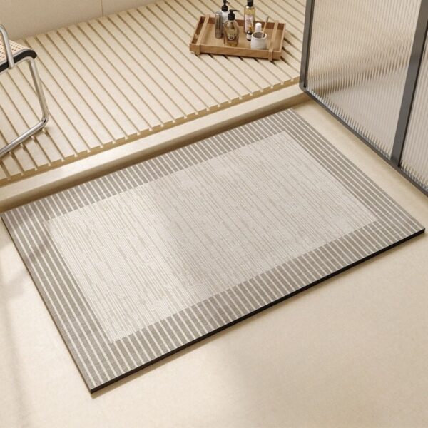 Absorberende diatomiet badmat met gestreepte rand, voor een moderne badkamer.