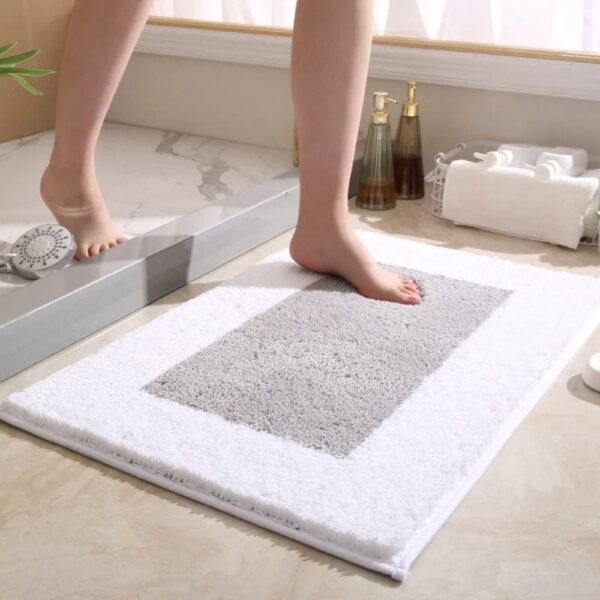 Antislip absorberende badmat met grijze vulling en witte rand.