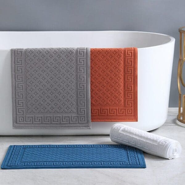 Antislip katoenen badmat met Griekse rand, grijs, oranje en blauw.