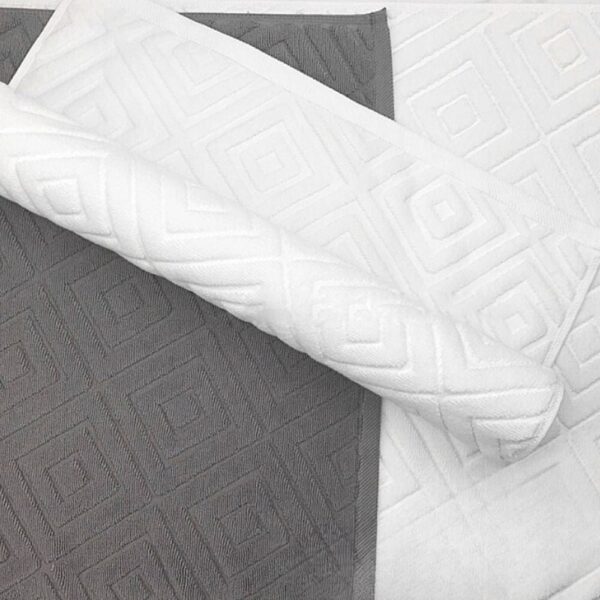 Absorberende badkamer mat 100% katoen, wit en grijs, met geometrisch patroon.