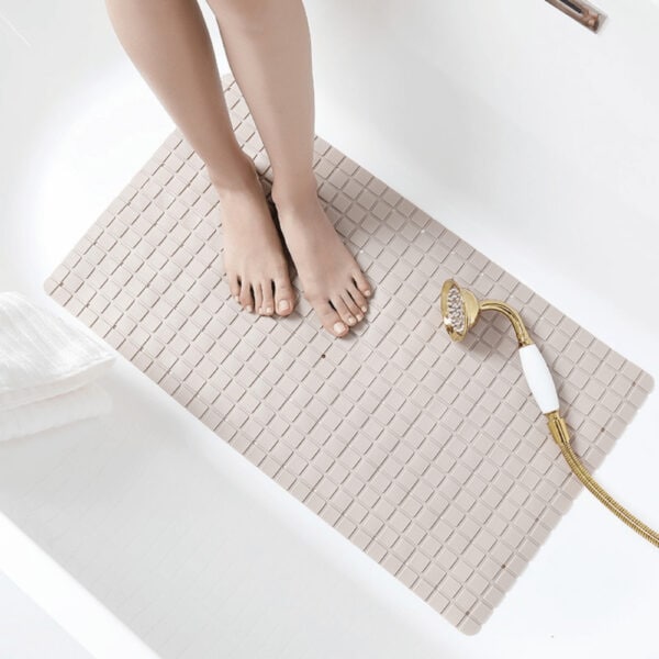 Antislip badmat voor veiligheid in bad, met voeten erop en douchekop.