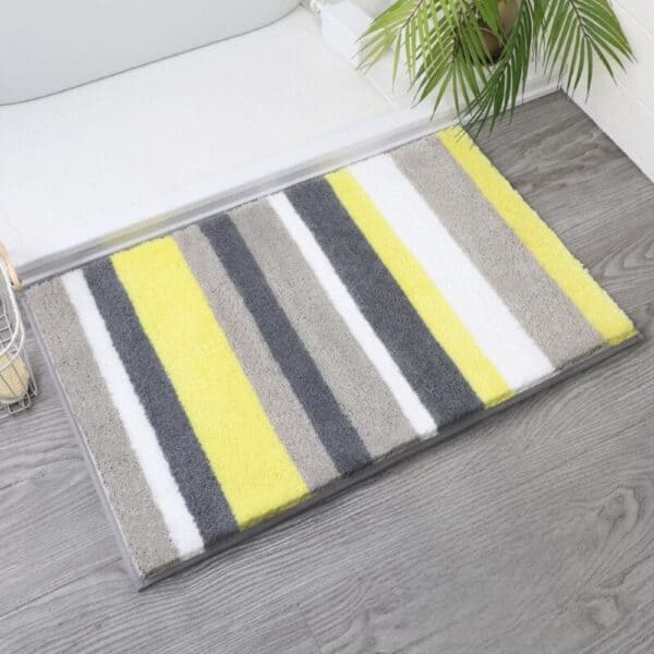 Gestreepte badmat met gele, grijze en witte strepen voor badkamer.