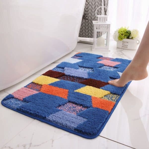 Badmat met kleurrijk geometrisch motief voor badkamer.