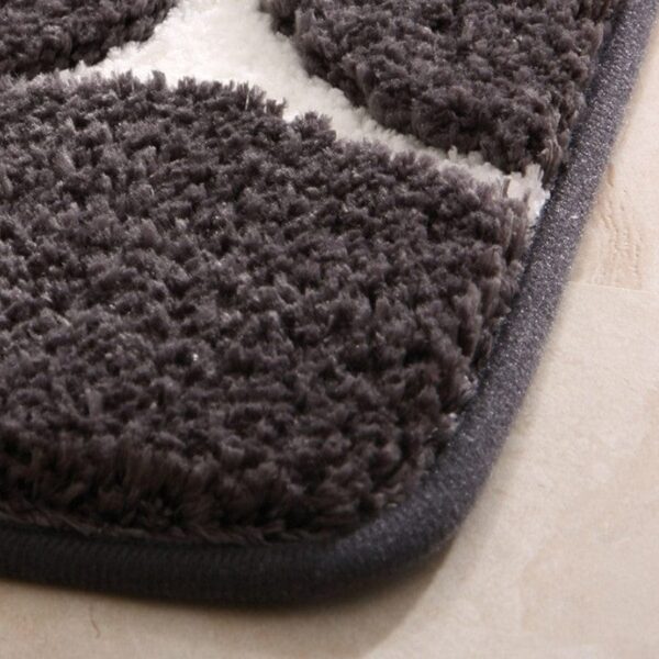 Badmat van memory foam met kiezelsteen patroon, zacht en comfortabel voor badkamer.