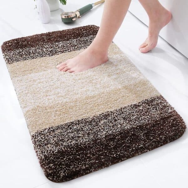 Beige en bruin badmat met zachte pluizige textuur voor badkamer.