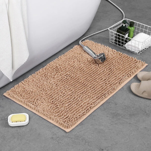 Beige chenille badmat voor badkamer met zachte textuur.
