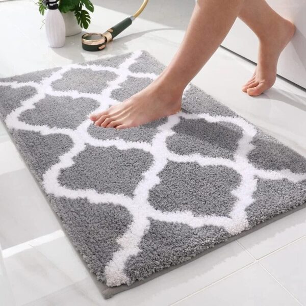 Berberse badmat met grijze geometrische patroon voor badkamer.