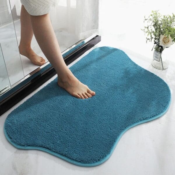 Blauwe pauw vorm badmat met antislip eigenschap voor badkamer.