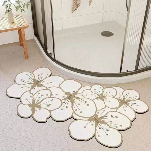 Bloemvormige badmat voor comfortabele douche-ingang.