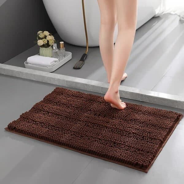 Bruine chenille badkamer mat voor comfort en stijl.