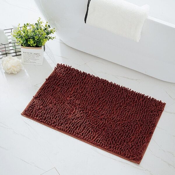 Bruine chenille badmat voor badkamer met zachte textuur.