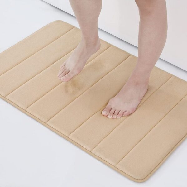 Dik beige badmat met gestikt patroon voor comfortabele voeten.