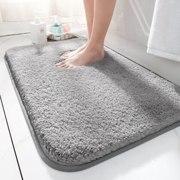 Zachte grijze badmat voor bad, comfortabel voor voeten na douche.