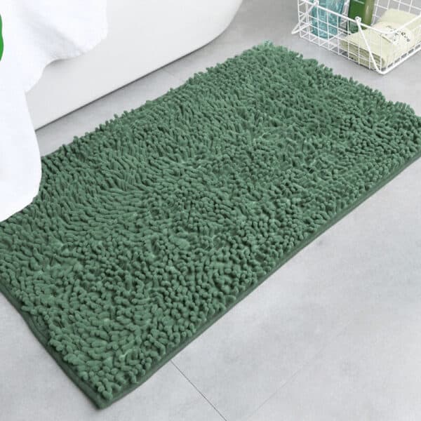 Donker groene chenille badmat met antislip effect voor badkamer.