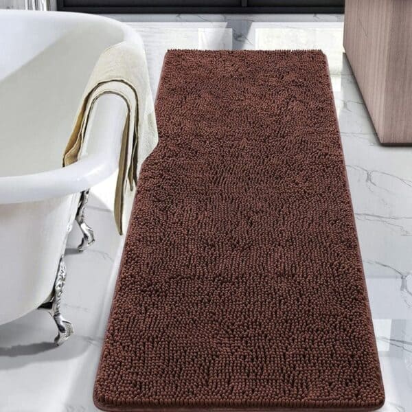 Donkerbruine badmat met chenille textuur voor luxe badkamer.