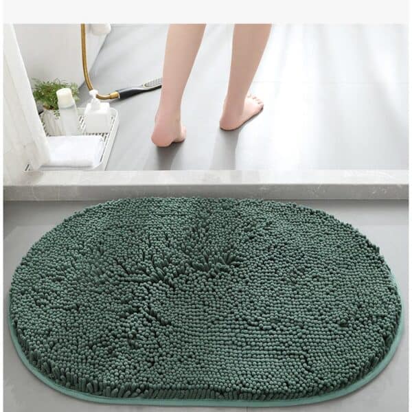 Donkergroene badmat met chenille textuur voor badkamer.