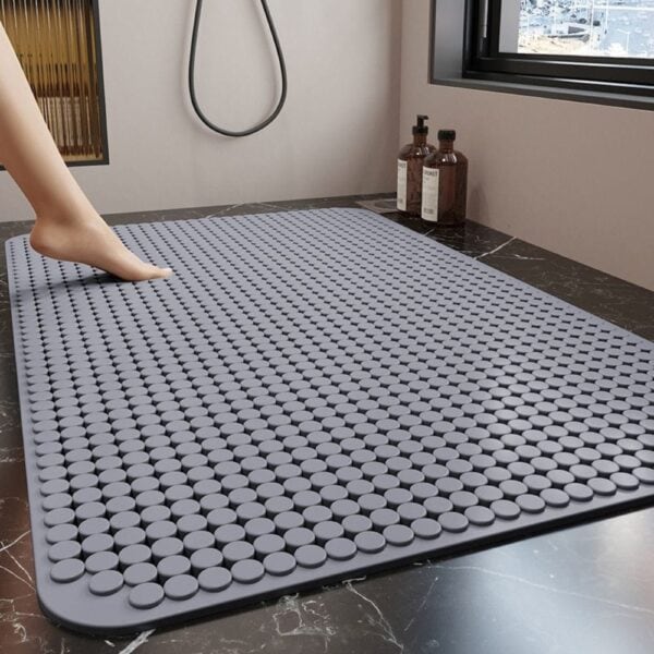 Grijs antislip douchemat met stippenpatroon voor badkamer.