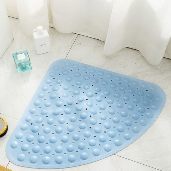 Blauwe kwadrantvormige douchemat met gaten en bolletjes voor veiligheid in de badkamer.