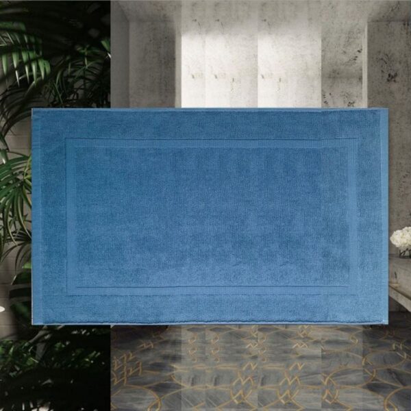 Eendblauwe badmat met rand, luxe badkamerdecoratie.