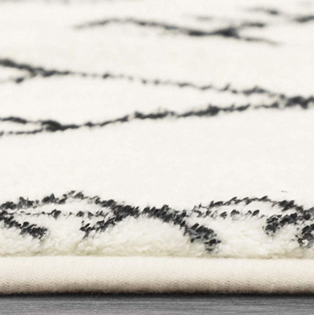 Extra grote badmat XXL met zwart-wit marmerpatroon en zachte textuur.