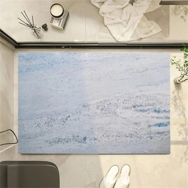 Flexibele diatomeeënaarde vloerkleed met blauwe tinten voor badkamer.
