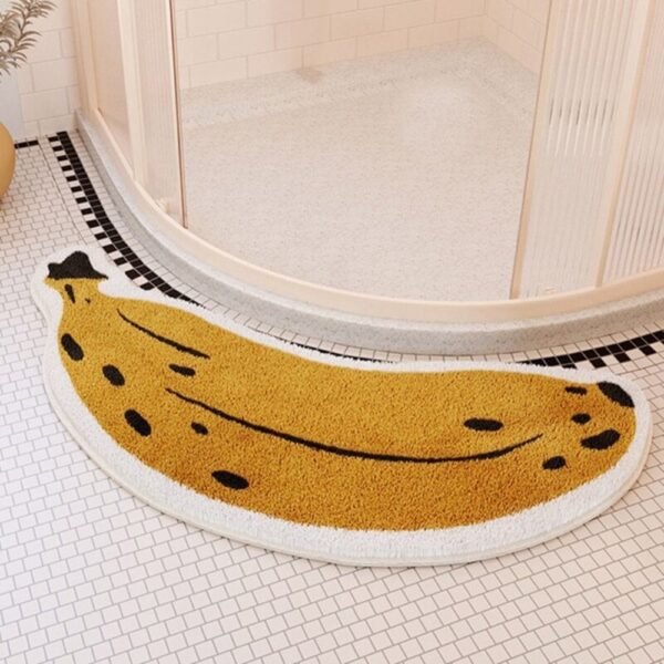 Banana vorm badmat voor badkamer, speels en kleurrijk.
