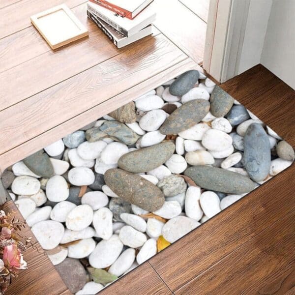 Grijze kiezelstenen badmat voor de deur, natuurlijk uitziend en decoratief.