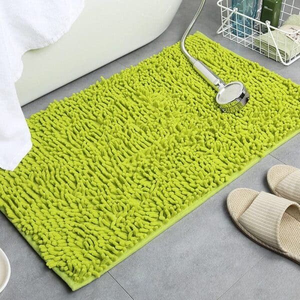 Groen chenille badmat voor badkamer met douchekop en slippers.
