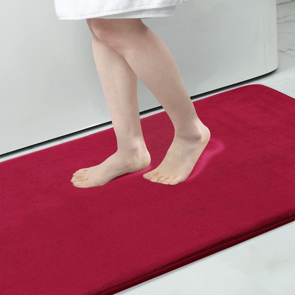 Rode anti-slip badkamer tapijt voor veiligheid.