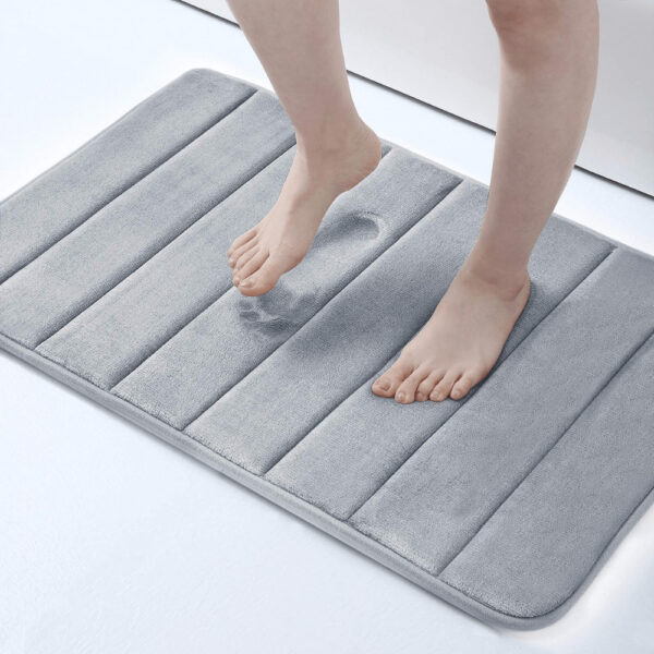 Grote badmat dik en pluizig grijs, comfortabel voor voeten in de badkamer.