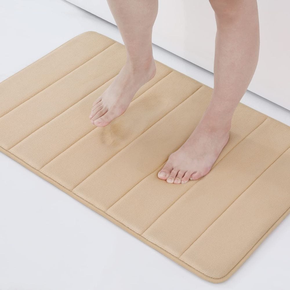 Grote dikke badmat beige, comfortabel voor voeten na bad.