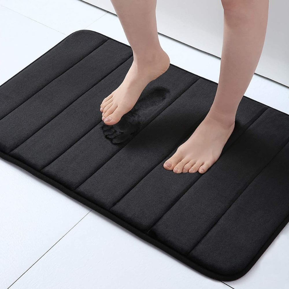 Grote dikke badmat zwart, comfortabel voor voeten in badkamer.