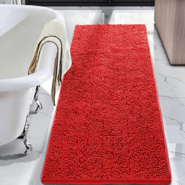 Grote rode badmat met chenille textuur voor badkamer.