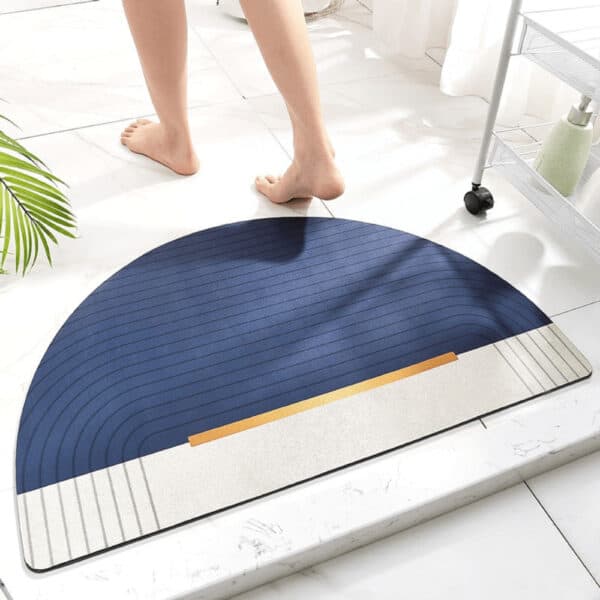 Halfronde badmat blauw met gouden accent, modern badkameraccessoire.