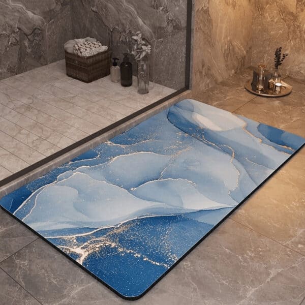 Hoogwaardige antislip badmat met blauwe marmerlook en goudaccenten.