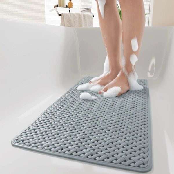 Kleine antislip douchemat met weefseltextuur voor veilig baden.
