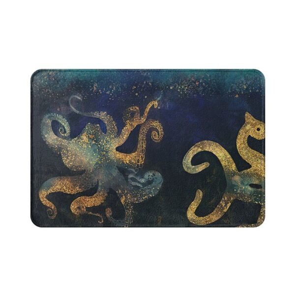 Luxe badmat met octopus en draak in goud op donkerblauw.