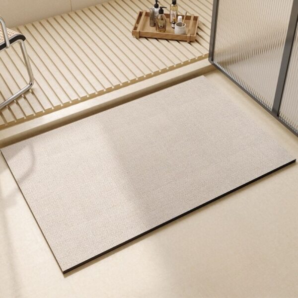 Lichtgrijze badkamermat met antislip eigenschappen voor bad en douche.