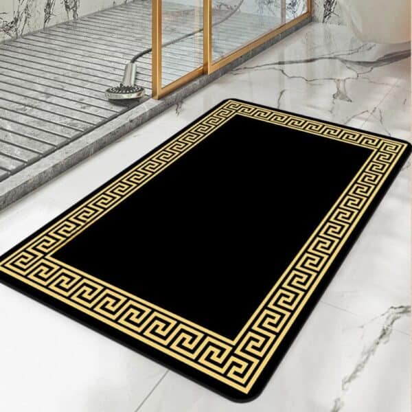 Luxe zwart badmat met gouden Griekse rand voor badkamer.