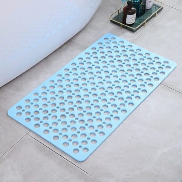 Blauwe massagemat voor douche met gaten voor waterafvoer.