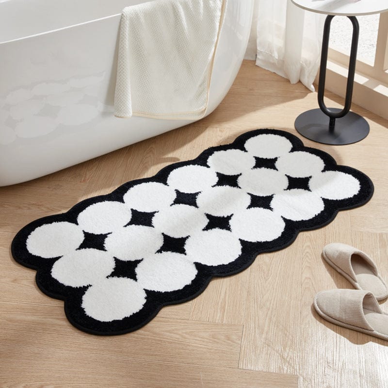 Nordisch badkamer tapijt met zwart-wit cirkel patroon.