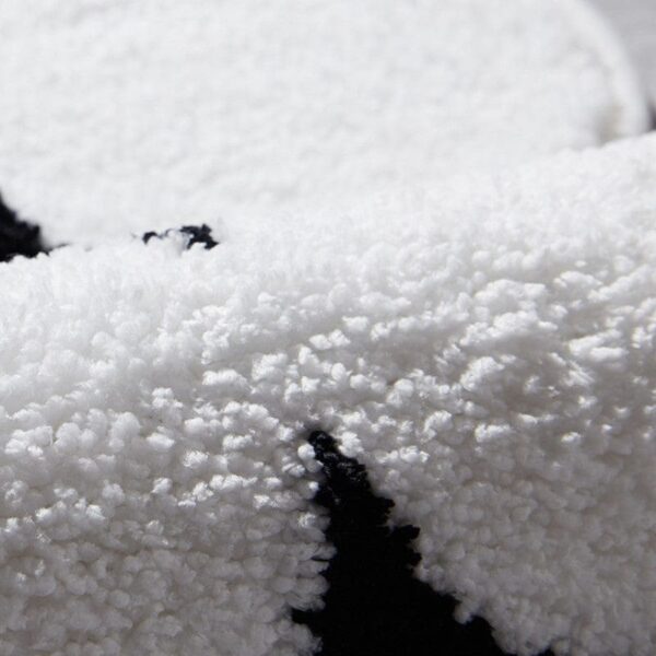 Zwart-wit badkamermat met textuur, origineel design voor badkamer.