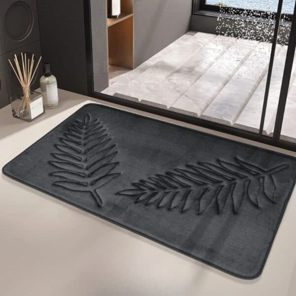 Donkergrijze badmat met bladpatroon voor moderne badkamer.