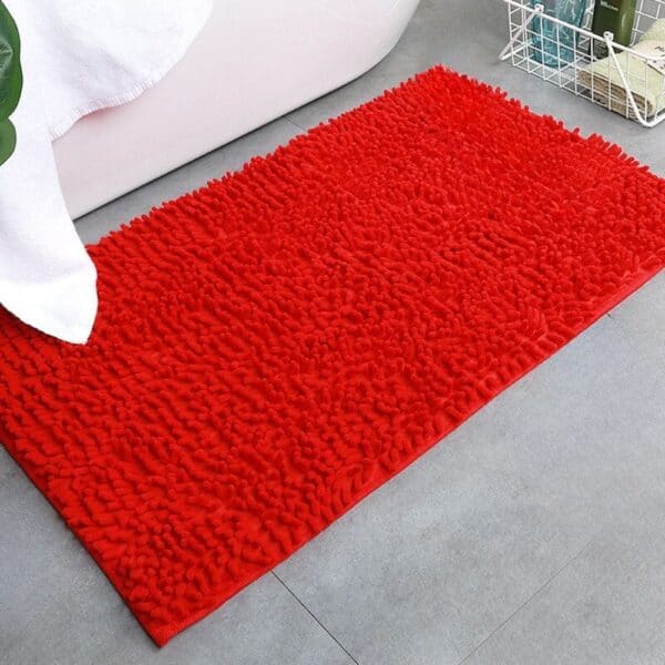 Rode chenille badmat voor badkamer met zachte textuur.