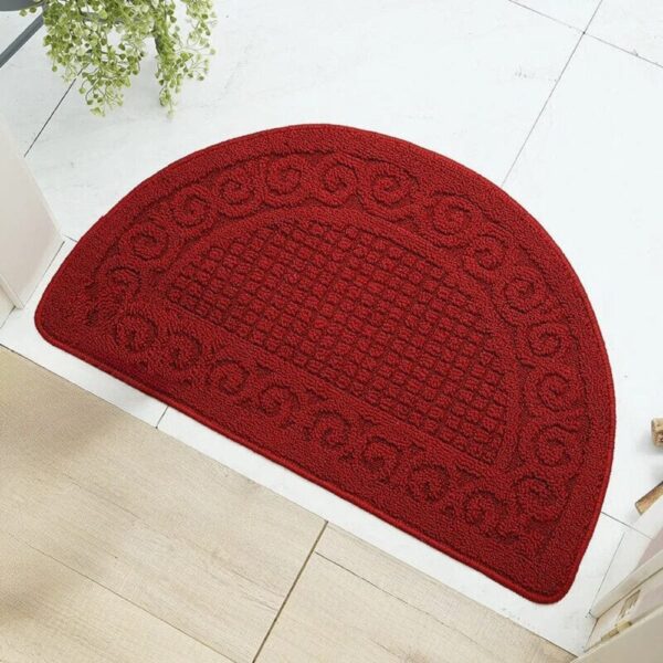 Rode halve maan badmat met decoratief patroon voor badkamer.