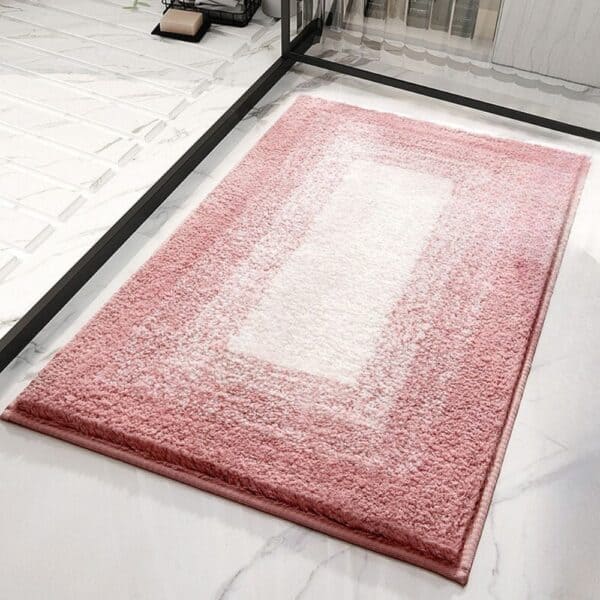 Roze badkamer tapijt met witte rand, absorberend en comfortabel.