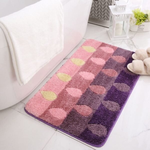 Roze en paarse design badmat met stippenpatroon voor badkamer.