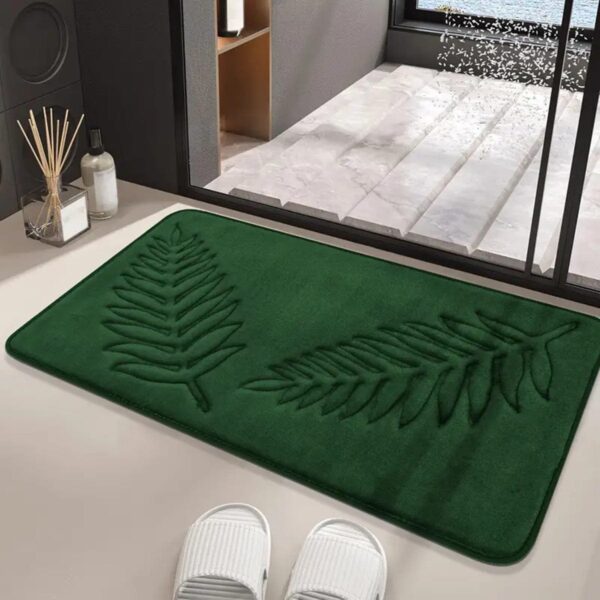 Smaragdgroene badmat met bladpatroon voor badkamer.
