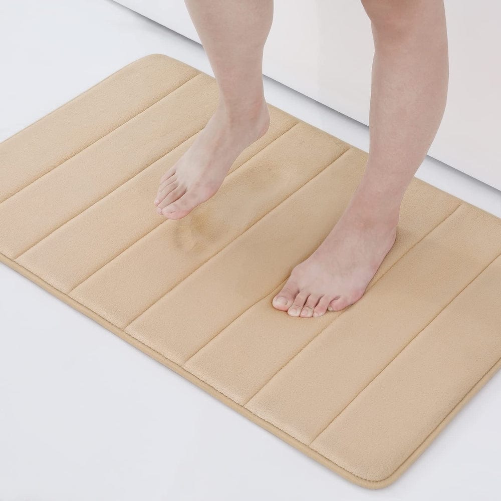 Ultra-absorberende badmat met gestikte panelen, voeten erop.