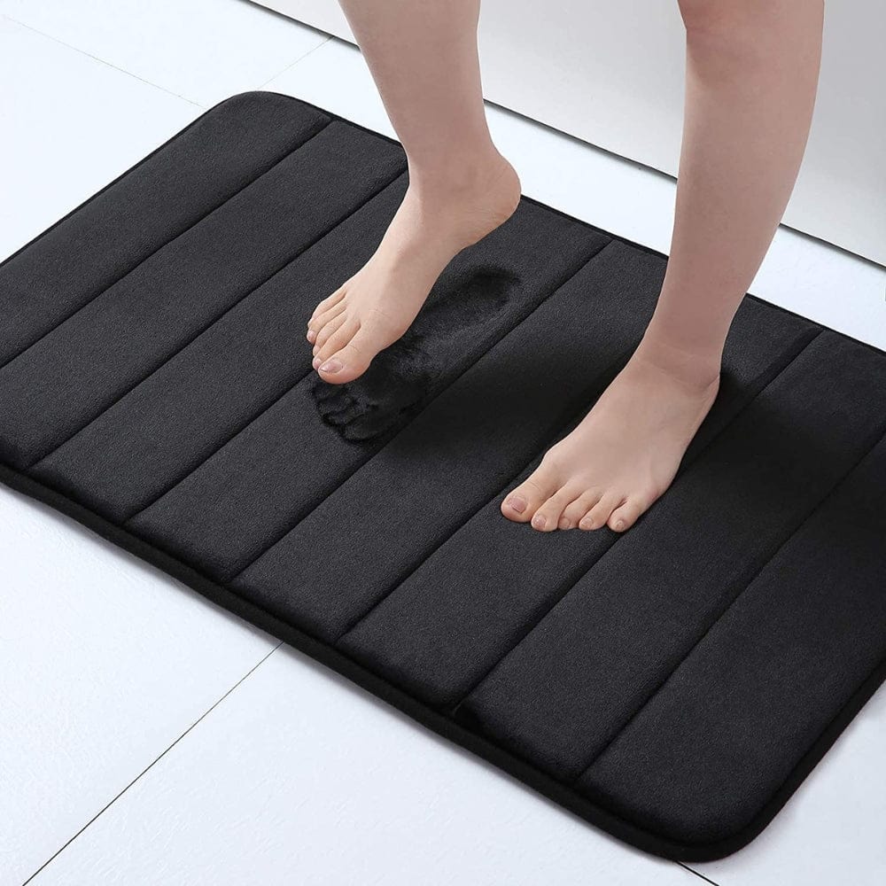 Zwarte ultra-absorberende badmat met voetafdruk, geschikt voor badkamer.